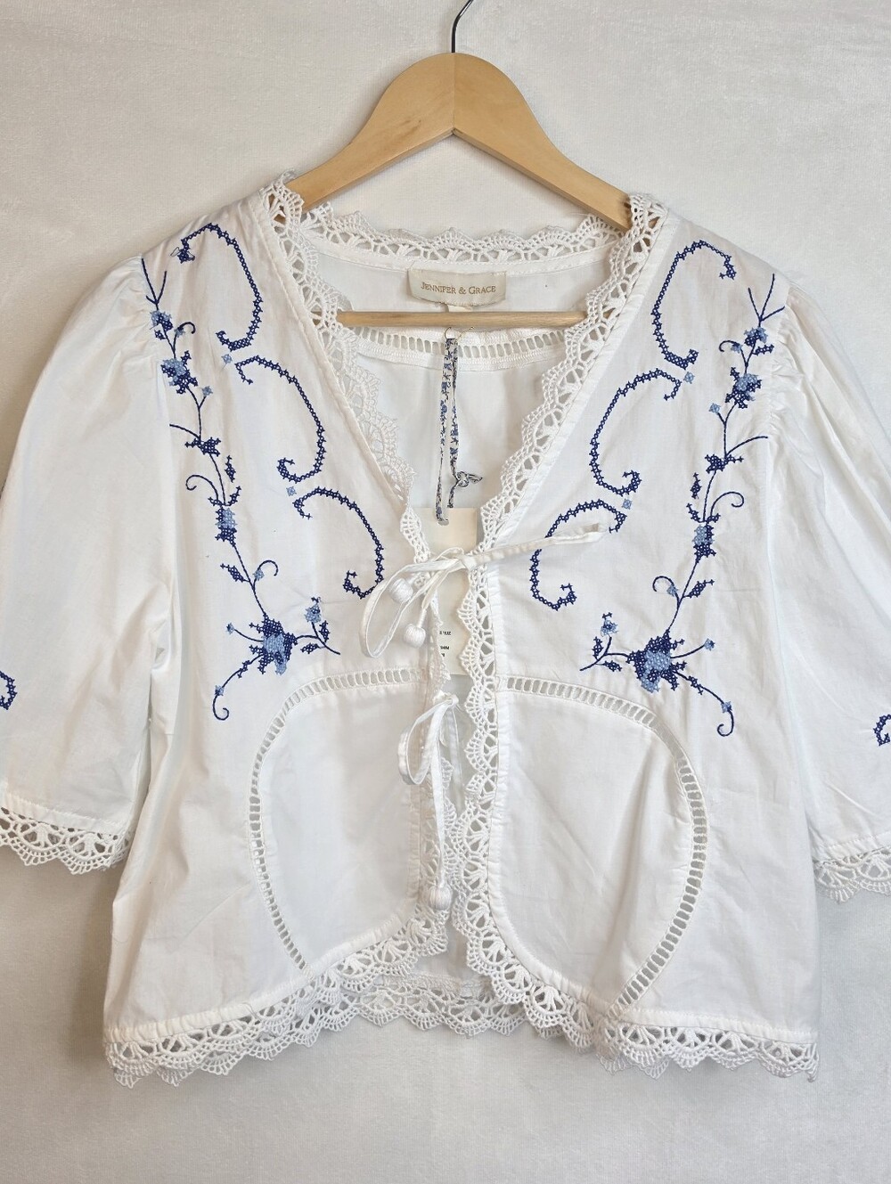 NWT Jennifer & Grace Embroidered Cottagecore Tie-Front Top White Blue Size M